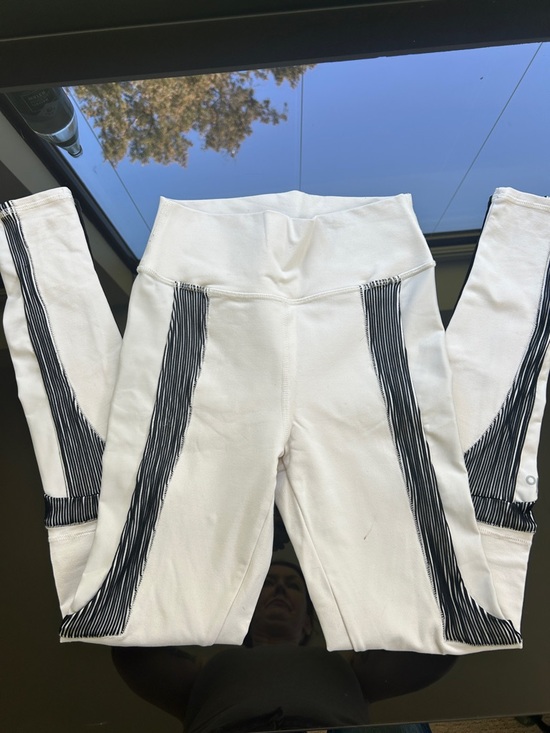 ALO Yoga Pants - ALO Yoga White High-Rise Leggings with Black 3D Pinstripe Panels S